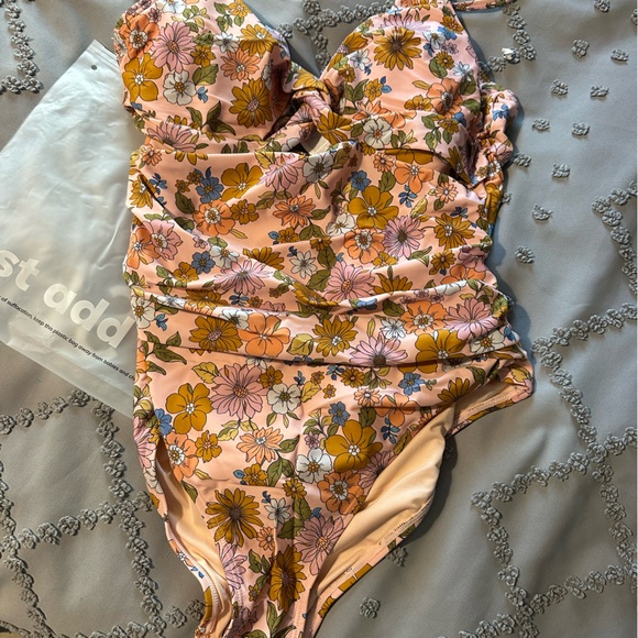 Cupshe Floral Twisted Tummy control one-piece. Size Large. - Picture 3 of 4